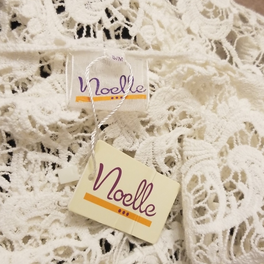 NOELLE white lace top - Picture 3 of 4